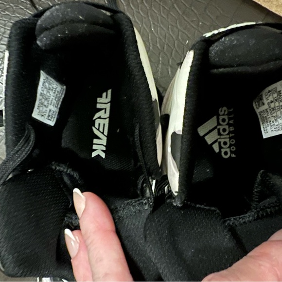 Barely worn (Like new) football cleats glow in the dark - Picture 3 of 5